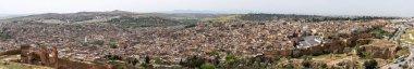 Fes Medina 'sının manzaralı panoramik manzarası, Fas, Marinid mezarlarından görülüyor.