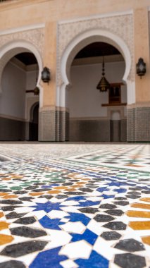 MEKNES, Fas - 29 Mart 2023 Fas şehir merkezinde Moulay İsmail 'in ünlü mozolesi