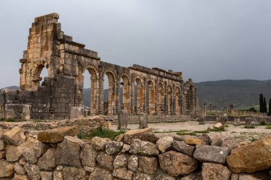Kuzey Afrika, Fas 'taki eski bir Roma kenti olan Volubilis' teki forumun ikonik kalıntıları