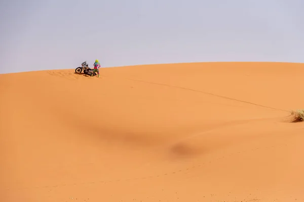 Ein Der Wüste Erg Chebbi Geländegängiger Motorradfahrer Blieb Sand Stecken — Stockfoto