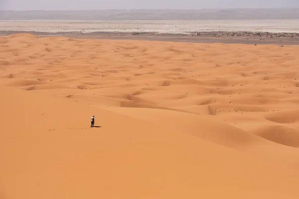 人間のチビ砂漠 モロッコのサハラ砂漠でメルツーガの偉大なDuneをハイキング — ストック写真