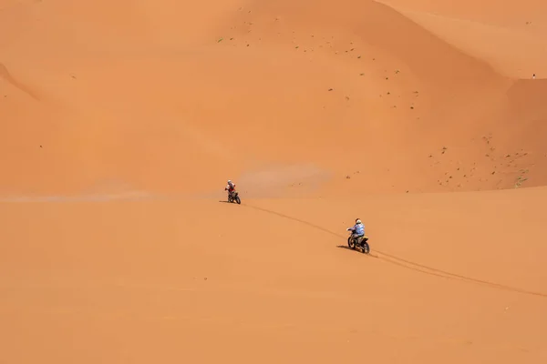 Motorrijders Rijden Road Erg Chebbi Woestijn Bij Merzouga Marokko — Stockfoto