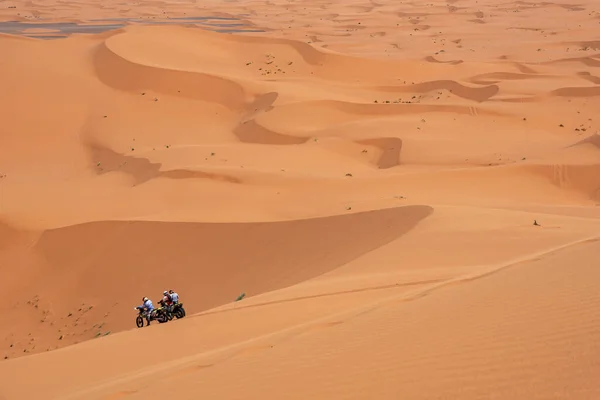 Motorrijders Rijden Road Erg Chebbi Woestijn Bij Merzouga Marokko — Stockfoto