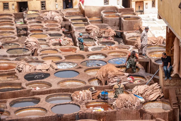 FES, MOROCCO - ARIL 10, 2023 - Fes Medina 'da meşhur tabakhane, burada deri nesillerdir işleniyor, Fas