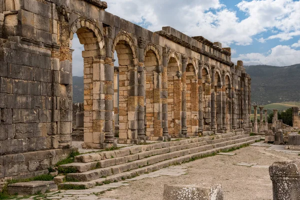 Kuzey Afrika, Fas 'taki eski bir Roma kenti olan Volubilis' teki forumun ikonik kalıntıları