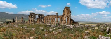 Kuzey Afrika, Fas 'taki eski bir Roma kenti olan Volubilis' teki forumun ikonik kalıntıları