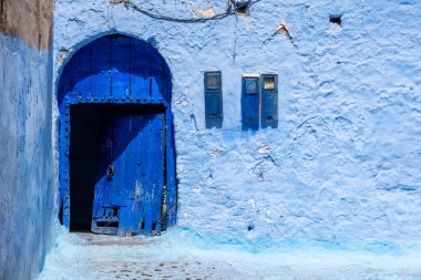 Fas, Chefchaouen 'da canlı mavi ahşap kapı.