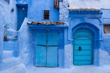 Fas, Chefchaouen 'da canlı mavi ahşap kapı.