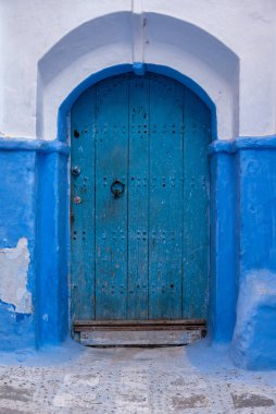 Fas, Chefchaouen 'da canlı mavi ahşap kapı.