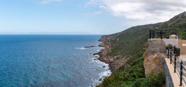 Cape Spartel 'in huzurlu kıyı şeridi Tanca, Fas yakınlarında.