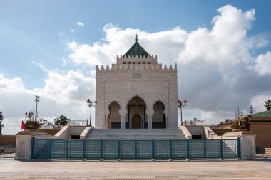 Fas kralları 2. Hasan 'ın ikonik mozolesi. ve Muhammed V. Rabat, Fas 'taki Hasan bölgesinde.