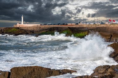 Fırtınalı deniz sırasında Rabat 'ın deniz feneri, Fas