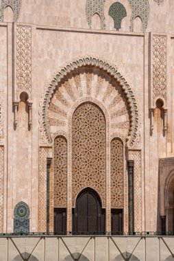 Fas 'ın Kazablanka kıyısındaki ünlü 2. Hasan Camii' nin dışında.