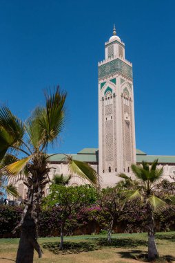 Fas 'ın Kazablanka kıyısındaki ünlü 2. Hasan Camii' nin dışında.