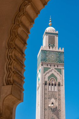 Fas 'ın Kazablanka kıyısındaki ünlü 2. Hasan Camii' nin dışında.