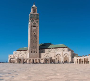 Fas 'ın Kazablanka kıyısındaki ünlü 2. Hasan Camii' nin dışında.