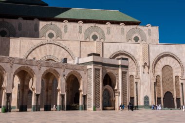Fas 'ın Kazablanka kıyısındaki ünlü 2. Hasan Camii' nin dışında.