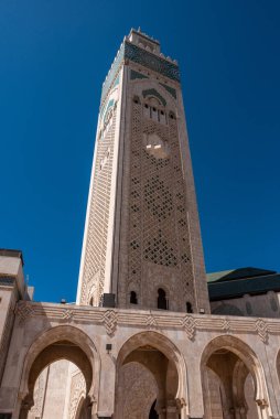 Fas 'ın Kazablanka kıyısındaki ünlü 2. Hasan Camii' nin dışında.