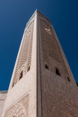 Fas 'ın Kazablanka kıyısındaki ünlü 2. Hasan Camii' nin dışında.