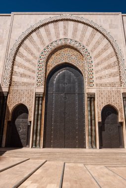 Fas 'ın Kazablanka kıyısındaki ünlü 2. Hasan Camii' nin dışında.