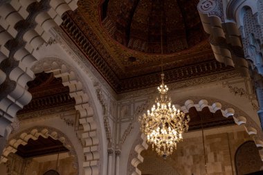 CASABLANCA, MOROCCO - 13 Nisan 2023 - Casablanca, Fas kıyısındaki ünlü Hassan II Camii 'nin İçi