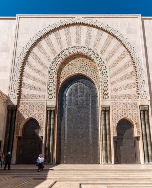 Fas 'ın Kazablanka kıyısındaki ünlü 2. Hasan Camii' nin dışında.