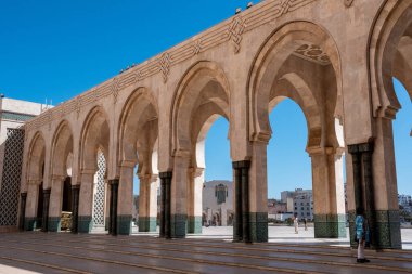Fas 'ın Kazablanka kıyısındaki ünlü 2. Hasan Camii' nin dışında.