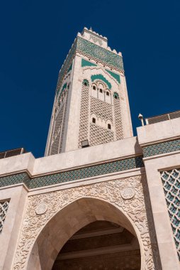 Fas 'ın Kazablanka kıyısındaki ünlü 2. Hasan Camii' nin dışında.