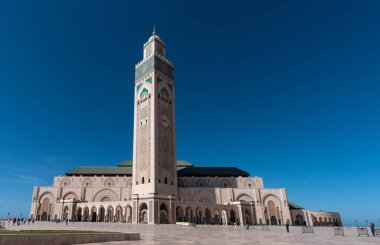 Fas 'ın Kazablanka kıyısındaki ünlü 2. Hasan Camii' nin dışında.