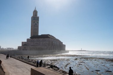 Fas 'ın Kazablanka kıyısındaki ünlü 2. Hasan Camii' nin dışında.