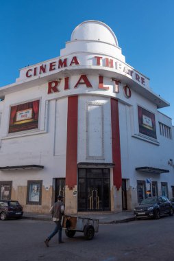 Ünlü terk edilmiş Art Deco Rialto sineması Casablanca, Fas 'taki Ville Nouvelle' de.