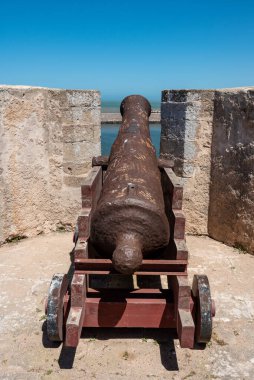 El Jadida, Fas 'ın ortaçağ bölgesinin duvarında top var.