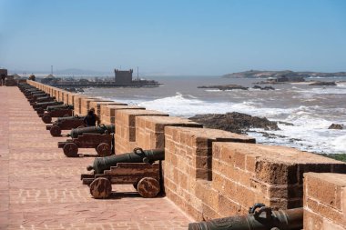 Ortaçağ bronz toplarıyla Essaouira Kalesi, Fas