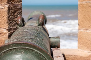 Ortaçağ bronz toplarıyla Essaouira Kalesi, Fas