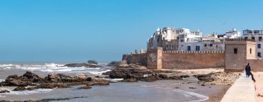 Scala du Port, Fas 'tan görünen Essaouira Medina' nın silueti.