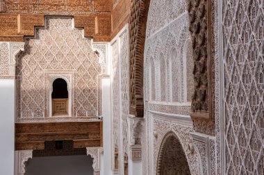 MARRAKECH, FOCCO - 18 Nisan 2023 - Marakeş Medine 'deki ünlü Medersa Ben Youssef