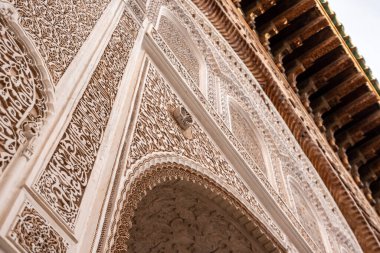 MARRAKECH, FOCCO - 18 Nisan 2023 - Marakeş Medine 'deki ünlü Madrassa Ben Youssef