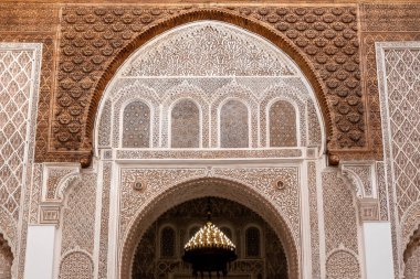 MARRAKECH, FOCCO - 18 Nisan 2023 - Marakeş Medine 'deki ünlü Madrassa Ben Youssef