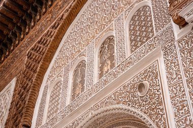 MARRAKECH, FOCCO - 18 Nisan 2023 - Marakeş Medine 'deki ünlü Madrassa Ben Youssef