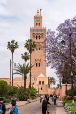 Fas 'ın merkezindeki ünlü Koutoubia Camii' nin minaresi.