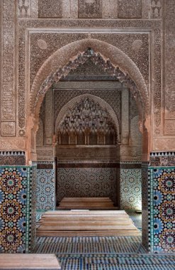 MARRAKECH, MOROCCO - 19 Nisan 2023 - Marakeş, Fas 'ın merkezindeki ünlü Saadian mezarlarının doğu dekorasyonu