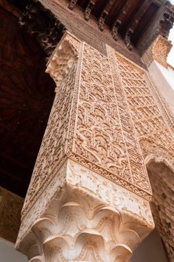 MARRAKECH, MOROCCO - 19 Nisan 2023 - Marakeş, Fas 'ın merkezindeki ünlü Saadian mezarlarının doğu dekorasyonu