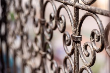 Klasik tarzda tipik bir parmaklık, Fas 'ın Marakeş şehrinde bir yere monte edilmiş.