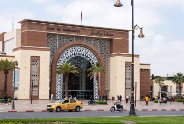 MARRAKECH, MOROCCO - 20 Nisan 2023 - Marakeş, Fas merkez tren istasyonunun modern doğu binası