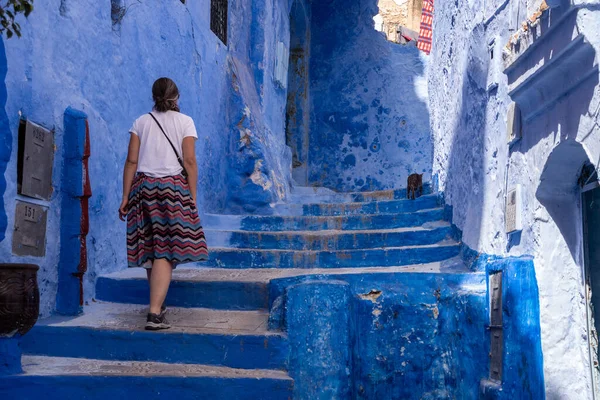 stock image Vibrant blue colored alley in downtown Chefchaouen, Morocco