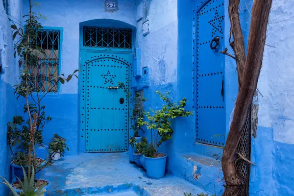 Levendige Blauw Gekleurde Houten Deur Het Centrum Van Chefchaouen Marokko — Stockfoto