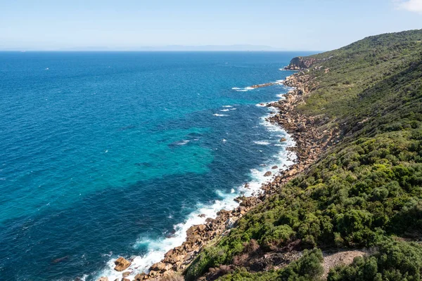 Cape Spartel 'in huzurlu kıyı şeridi Tanca, Fas yakınlarında.