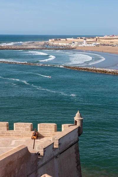 Oudayas Kasbah 'tan Atlantik Okyanusu kıyıları Rabat, Fas' a bakıyor.