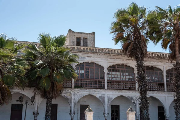 モロッコのエル ジャディダの中心にある古い放棄されたアール デコの家 — ストック写真