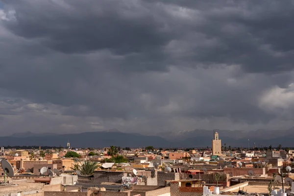 Fırtınalı havalarda arka planda Marakeş medine ve Atlas dağlarının manzarası, Fas